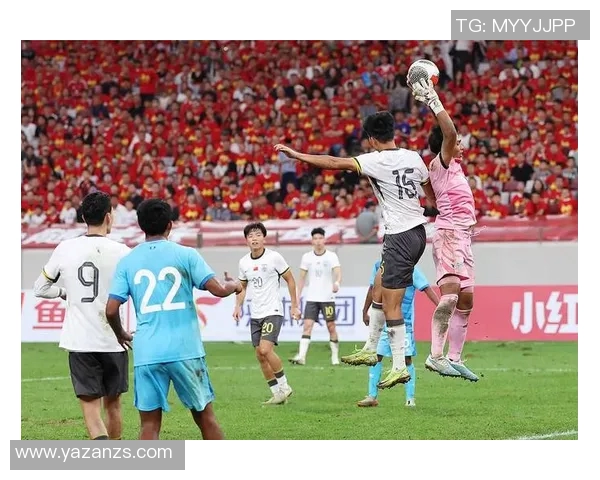 中国U22足球队迎战澳大利亚队全力争胜展现青春风采